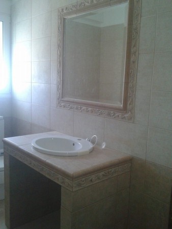 χτιστος παγκος σε wc με επενδυση πλακιδιων